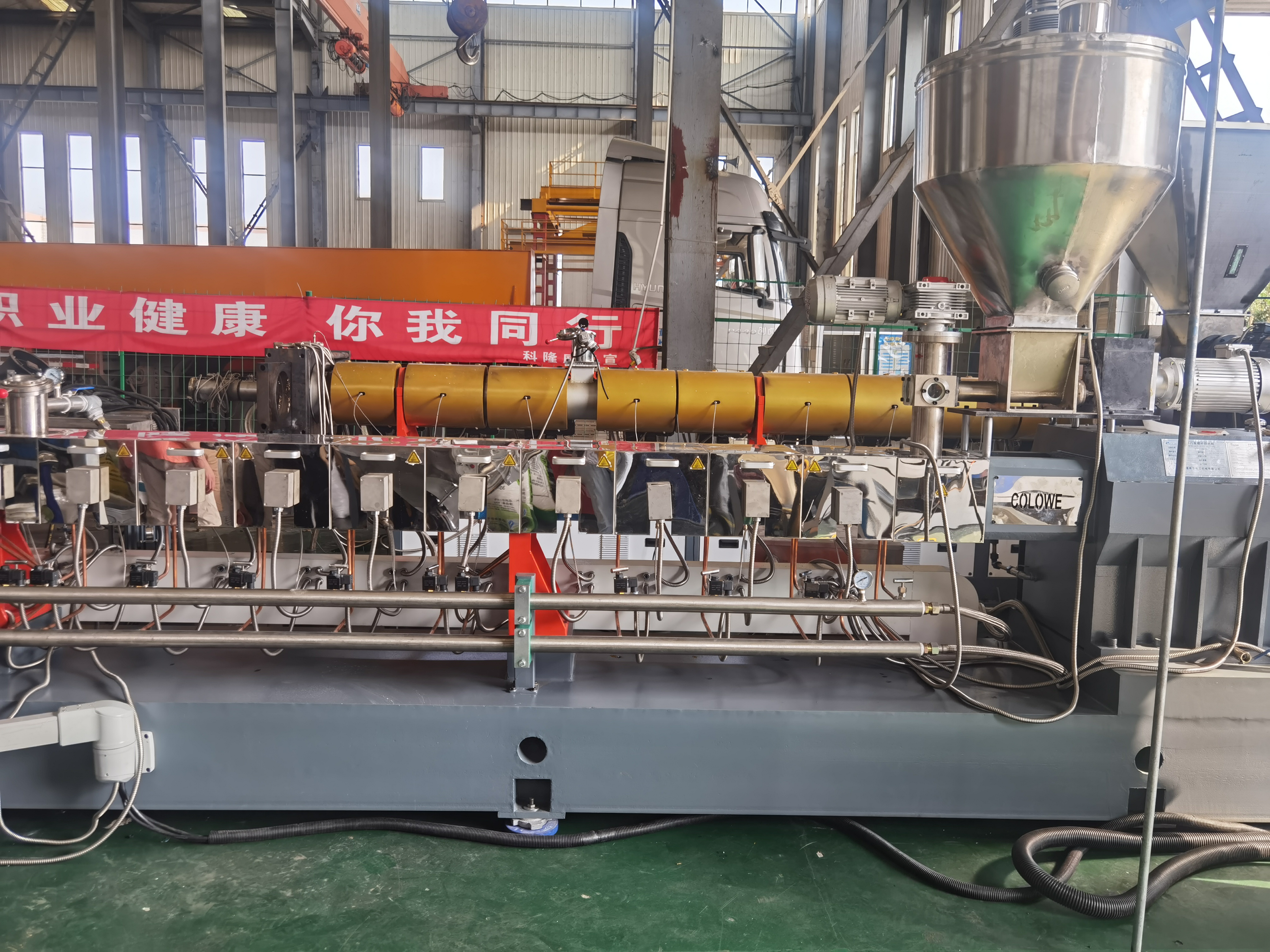 三螺桿擠出機(jī)和雙螺桿擠出機(jī)旋轉(zhuǎn)方式有何不同？