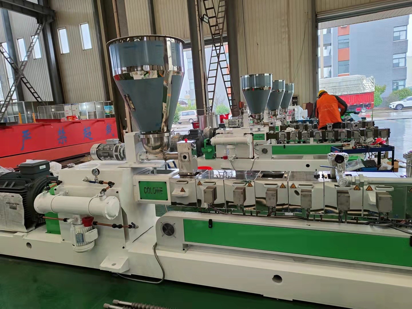 走進雙螺桿擠出機,了解嚙合型異向旋轉(zhuǎn)雙螺桿擠出機擠出機體系